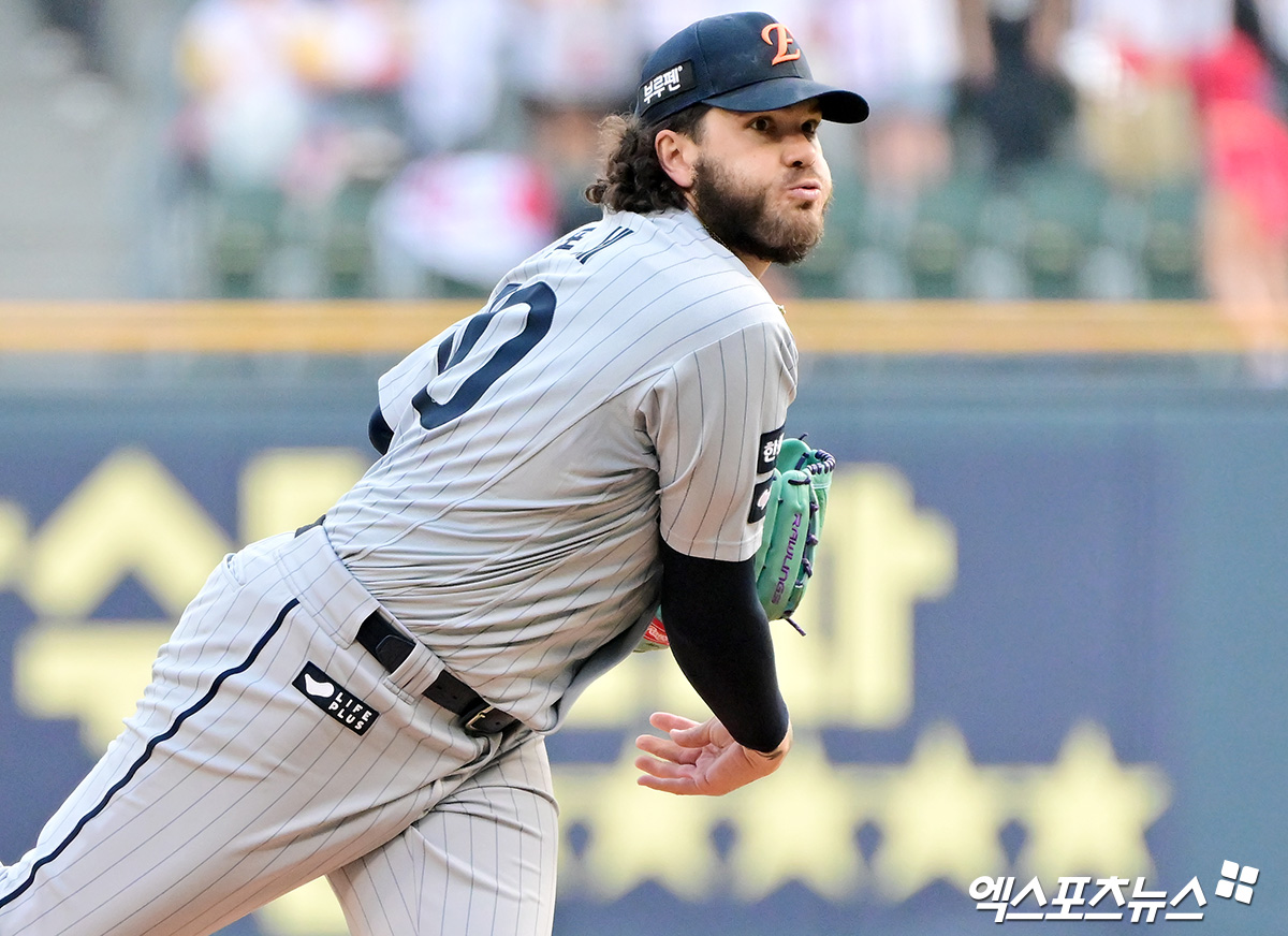 28일 오후 서울 송파구 잠실야구장에서 열린 '2025 신한 SOL Bank KBO리그' 한화 이글스와 LG 트윈스의 경기, 1회말 한화 선발투수 폰세가 공을 힘차게 던지고 있다. 엑스포츠뉴스 DB