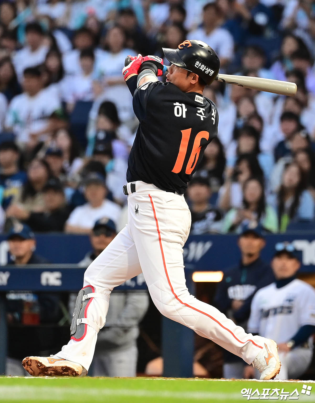 30일 오후 경상남도 창원NC파크에서 열린 '2025 신한 SOL Bank KBO리그' 한화 이글스와 NC 다이노스의 경기, 3회초 1사 만루 한화 하주석이 동점을 만드는 1타점 적시타를 때려내고 있다. 엑스포츠뉴스 DB