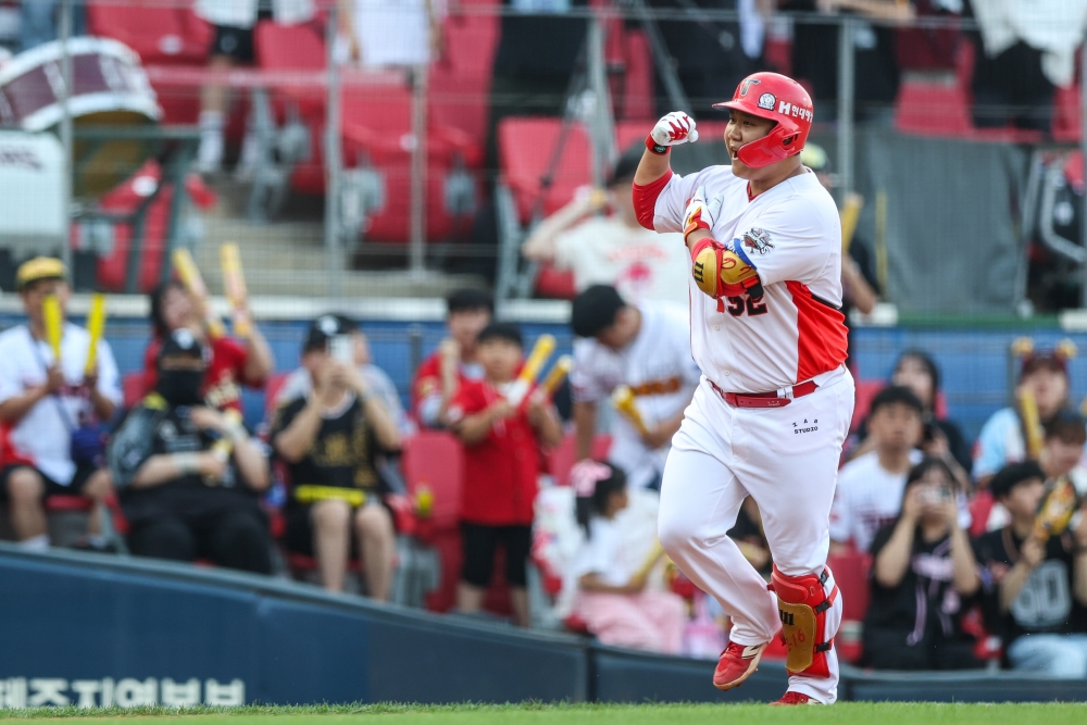8일 오후 광주-KIA챔피언스필드에서 열린 2025 신한 SOL Bank KBO리그 한화 이글스와 KIA 타이거즈의 경기, 4회말 1사 KIA 황대인이 1점 홈런을 날린 뒤 그라운드를 돌고 있다. KIA 타이거즈