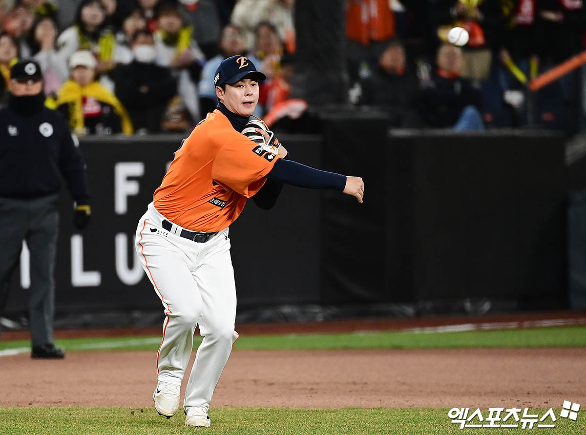 28일 오후 대전한화생명볼파크에서 열린 '2025 신한 SOL Bank KBO리그' 한화 이글스와 KIA 타이거즈의 경기, 3회초 KIA 선두타자 김태군의 땅볼 출루 때 한화 3루수 노시환이 송구 실책을 저지르고 있다. 엑스포츠뉴스 DB