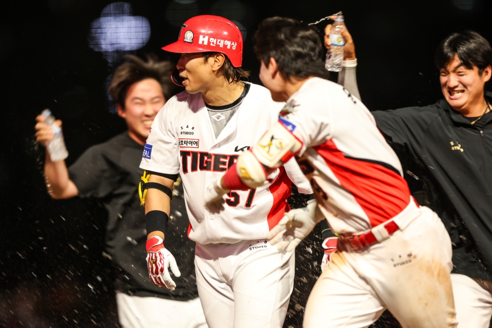 8일 오후 광주-KIA챔피언스필드에서 열린 2025 신한 SOL Bank KBO리그 한화 이글스와 KIA 타이거즈의 경기, KIA가 7:6으로 승리했다. 경기종료 후 KIA 고종욱이 동료들과 기쁨을 나누고 있다. KIA 타이거즈