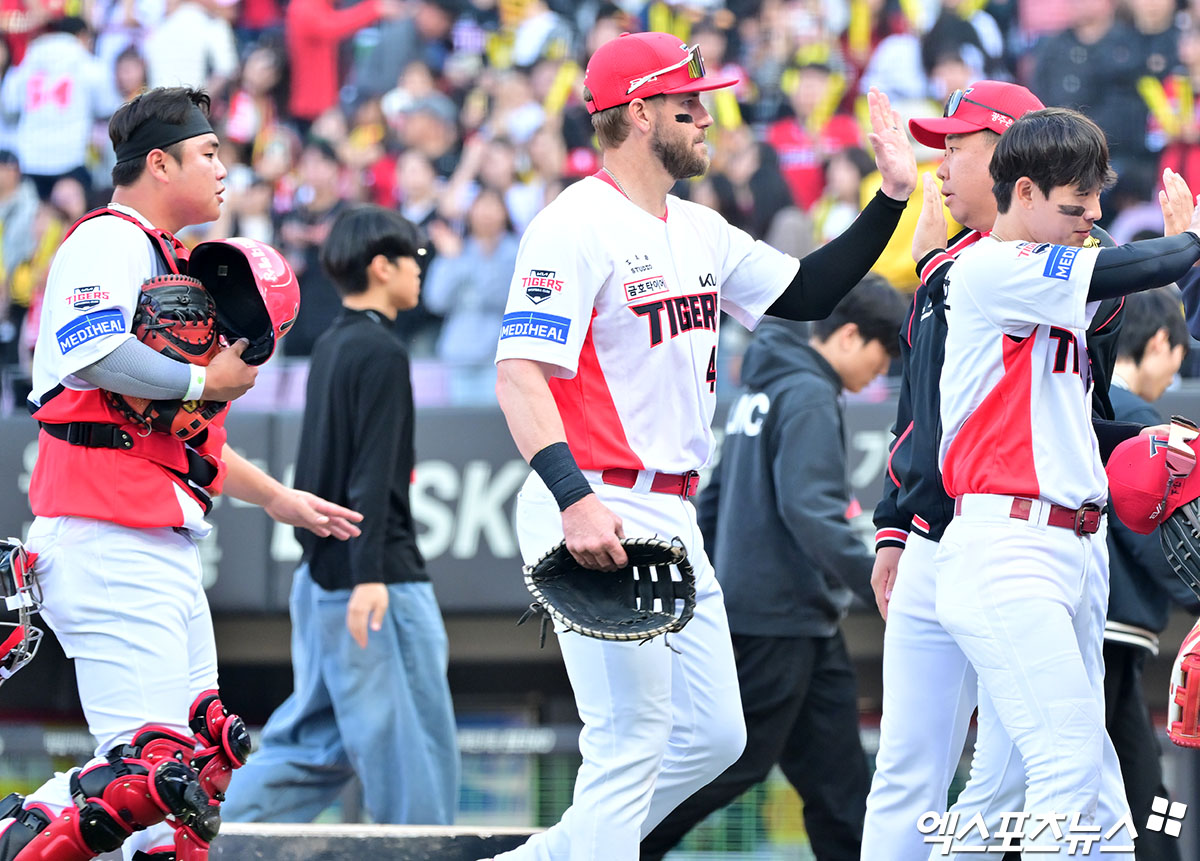 22일 오후 광주기아챔피언스필드에서 열린 '2025 신한 SOL Bank KBO리그' NC 다이노스와 KIA 타이거즈의 개막전 경기, KIA가 8회에만 8점을 몰아치며 NC에 9:2 승리를 거뒀다.  이날 경기에서 승리한 KIA 이범호 감독이 선수들과 하이파이브를 하고 있다. 엑스포츠뉴스 DB
