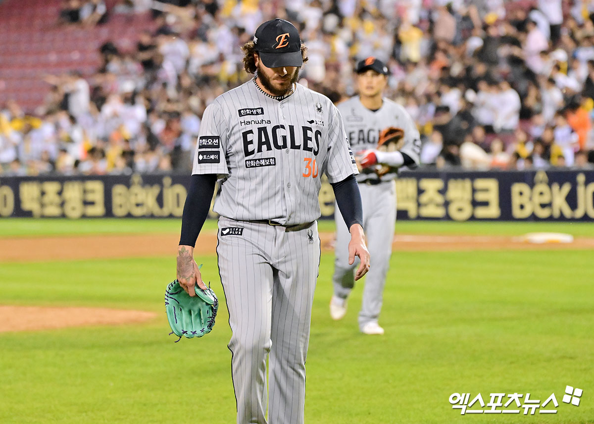 28일 오후 서울 송파구 잠실야구장에서 열린 '2025 신한 SOL Bank KBO리그' 한화 이글스와 LG 트윈스의 경기, 7회말 수비를 마친 한화 폰세가 더그아웃으로 향하고 있다. 엑스포츠뉴스 DB