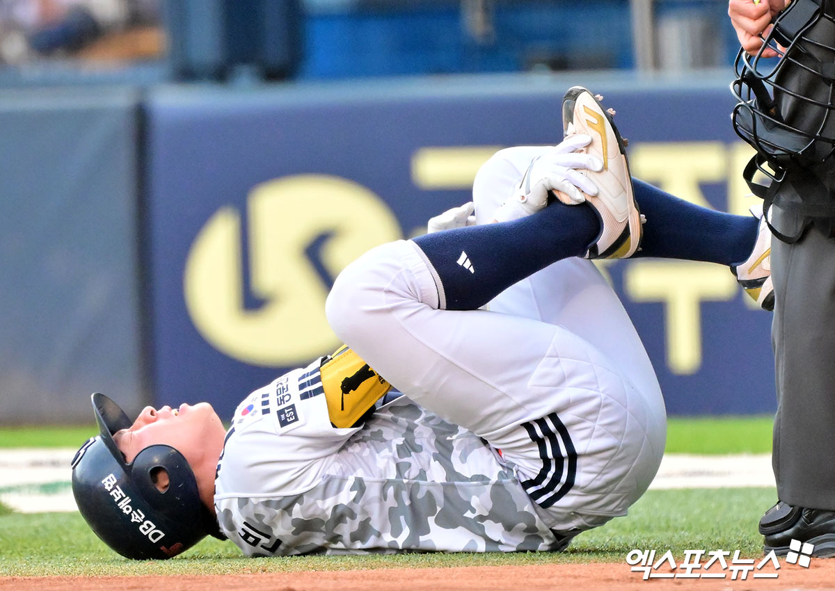 5일 오후 서울 송파구 잠실야구장에서 열린 '2025 신한 SOL Bank KBO리그' KIA 타이거즈와 두산 베어스의 경기, 1회말 두산 정수빈이 사구에 맞은 후 고통을 호소하고 있다. 엑스포츠뉴스 DB