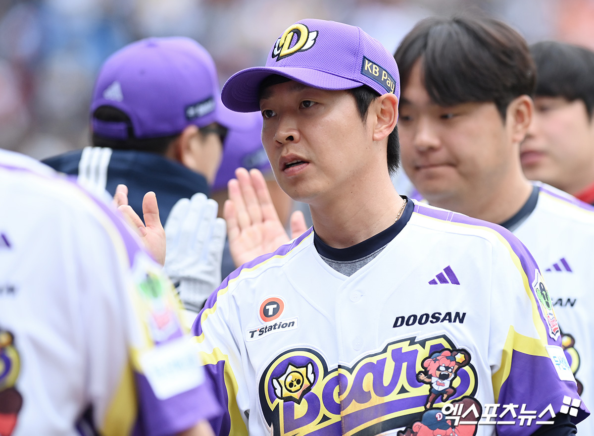 5일 오후 서울 잠실야구장에서 열린 '2025 신한 SOL Bank KBO리그' LG 트윈스와 두산 베어스의 경기, 3년 만에 진행된 어린이날 더비에서 두산이 LG를 상대로 5:2 승리를 거뒀다.  이날 경기를 승리로 마친 두산 정수빈이 코칭스태프들과 기뻐하고 있다. 엑스포츠뉴스 DB