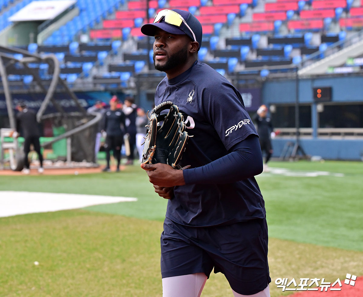 25일 오후 서울 송파구 잠실야구장에서 열리는 '2025 신한 SOL Bank KBO리그' 한화 이글스와 LG 트윈스의 경기, 한화 플로리얼이 훈련을 위해 그라운드로 나서고 있다. 엑스포츠뉴스 DB