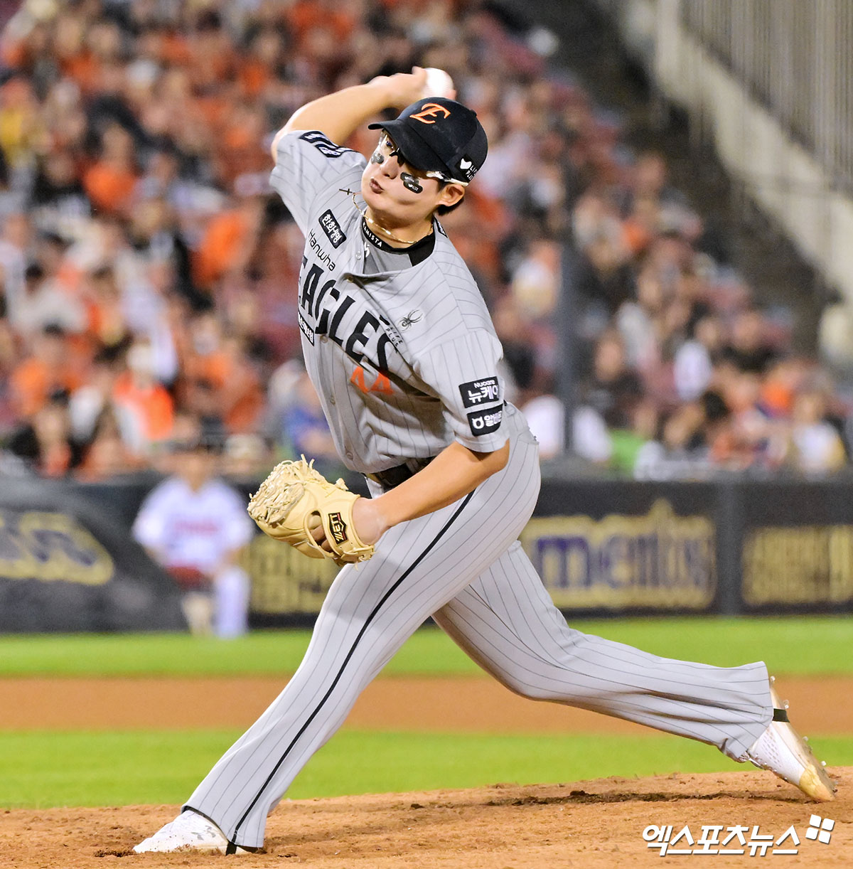 28일 오후 서울 송파구 잠실야구장에서 열린 '2025 신한 SOL Bank KBO리그' 한화 이글스와 LG 트윈스의 경기, 9회말 한화 김서현이 공을 힘차게 던지고 있다. 엑스포츠뉴스 DB