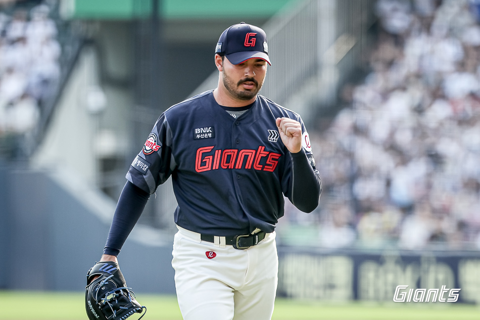 롯데 자이언츠 외국인 투수 알렉 감보아가 지난 8일 서울 잠실야구장에서 열린 2025 신한 SOL Bank KBO리그 두산 베어스와의 팀 간 9차전에 선발등판, 감보아는 6⅔이닝 2실점 호투로 승리투수가 됐다. 사진 롯데 자이언츠