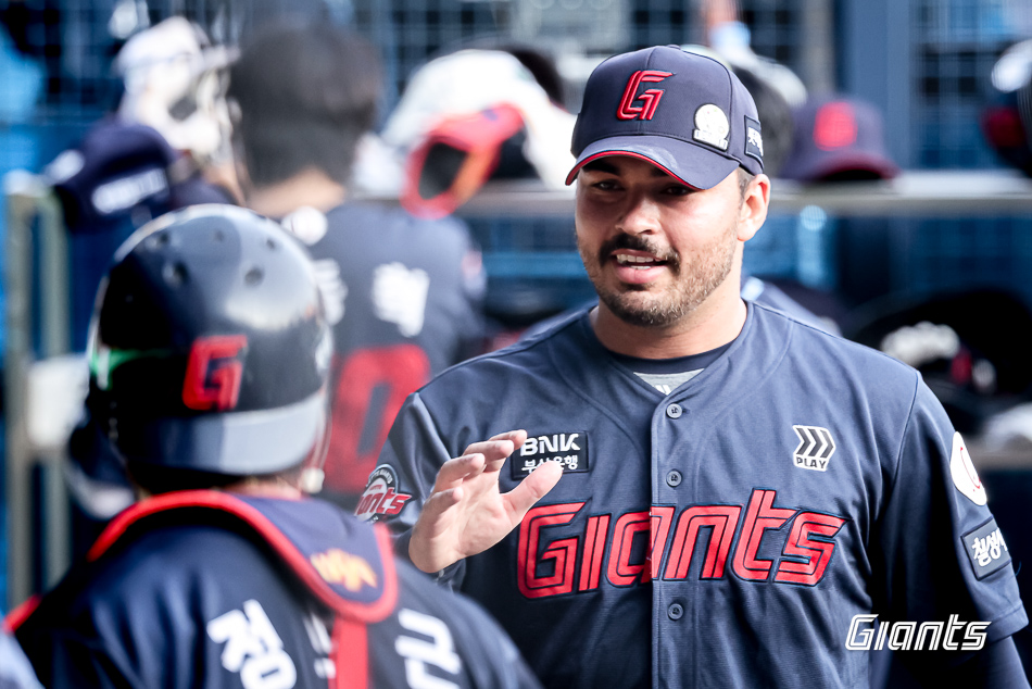 롯데 자이언츠 외국인 투수 알렉 감보아가 지난 8일 서울 잠실야구장에서 열린 2025 신한 SOL Bank KBO리그 두산 베어스와의 팀 간 9차전에 선발등판, 감보아는 6⅔이닝 2실점 호투로 승리투수가 됐다. 사진 롯데 자이언츠