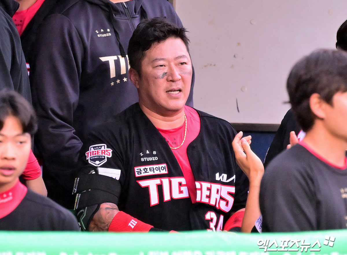 19일 오후 서울 송파구 잠실야구장에서 열린 '2025 신한 SOL Bank KBO리그' KIA 타이거즈와 두산 베어스의 경기, 4회초 1사 KIA 최형우가 솔로 홈런을 날린 후 더그아웃에서 축하를 받고 있다. 엑스포츠뉴스 DB