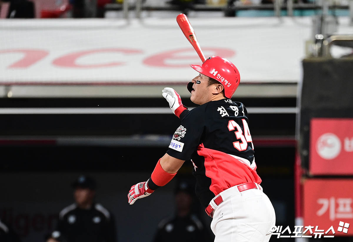 20일 오후 경기도 수원케이티위즈파크에서 열린 '2025 신한 SOL Bank KBO리그' KIA 타이거즈와 KT 위즈의 경기, 6회초 2사 2루 KIA 최형우가 KT 원상현 상대로 2점 홈런을 때려내고 있다. 엑스포츠뉴스 DB