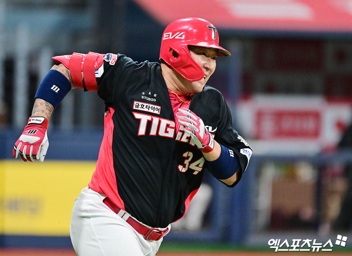 7일 오후 서울 구로구 고척스카이돔에서 열린 '2025 신한 SOL Bank KBO리그' KIA 타이거즈와 키움 히어로즈의 경기, 6회초 무사 2,3루 KIA 최형우가 2타점 3루타를 날리고 있다. 엑스포츠뉴스 DB
