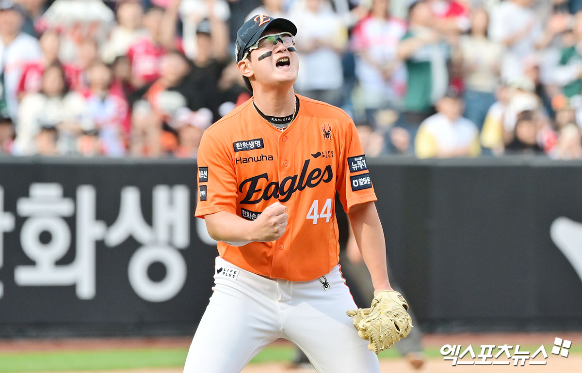 17일 오후 대전 한화생명 볼파크에서 열린 '2025 신한 SOL Bank KBO리그' SSG 랜더스와 한화 이글스의 더블헤더 1차전 경기, 한화가 8이닝 2피안타 1볼넷 18탈삼진 무실점 괴력투를 선보인 폰세의 호투에 힘입어 SSG에 1:0 승리를 거뒀다.  이날 경기에서 승리한 한화 김서현이 기뻐하고 있다. 엑스포츠뉴스 DB