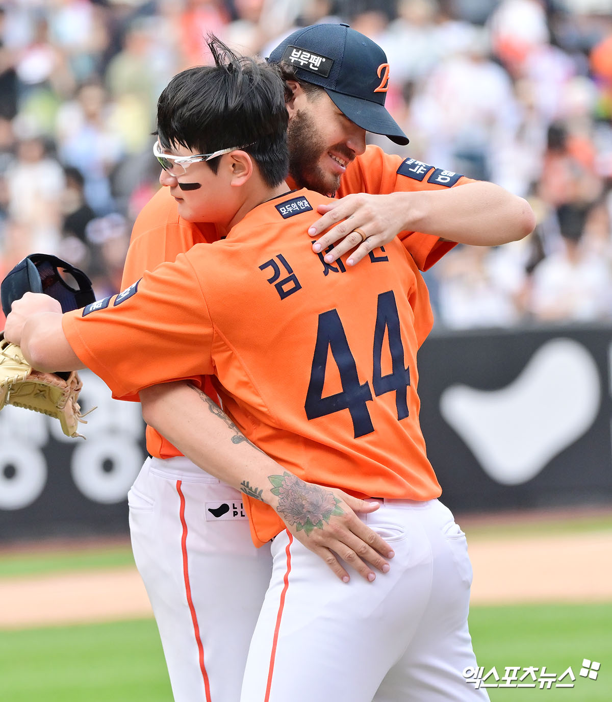 17일 오후 대전 한화생명 볼파크에서 열린 '2025 신한 SOL Bank KBO리그' SSG 랜더스와 한화 이글스의 더블헤더 1차전 경기, 한화가 8이닝 2피안타 1볼넷 18탈삼진 무실점 괴력투를 선보인 폰세의 호투에 힘입어 SSG에 1:0 승리를 거뒀다.  이날 경기에서 승리한 한화 선수들이 기뻐하고 있다. 엑스포츠뉴스 DB