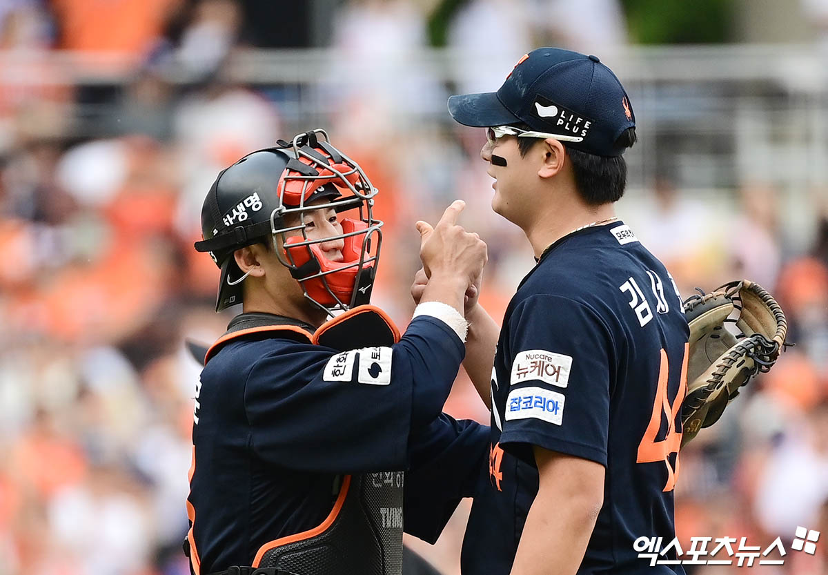 31일 오후 경상남도 창원NC파크에서 열린 '2025 신한 SOL Bank KBO리그' 한화 이글스와 NC 다이노스의 경기, 한화가 9회초 6득점 빅이닝을 만들며 9:6의 스코어로 승리, 위닝 시리즈를 확보했다.  경기 종료 후 한화 최재훈 김서현 배터리가 승리의 기쁨을 나누고 있다. 엑스포츠뉴스 DB