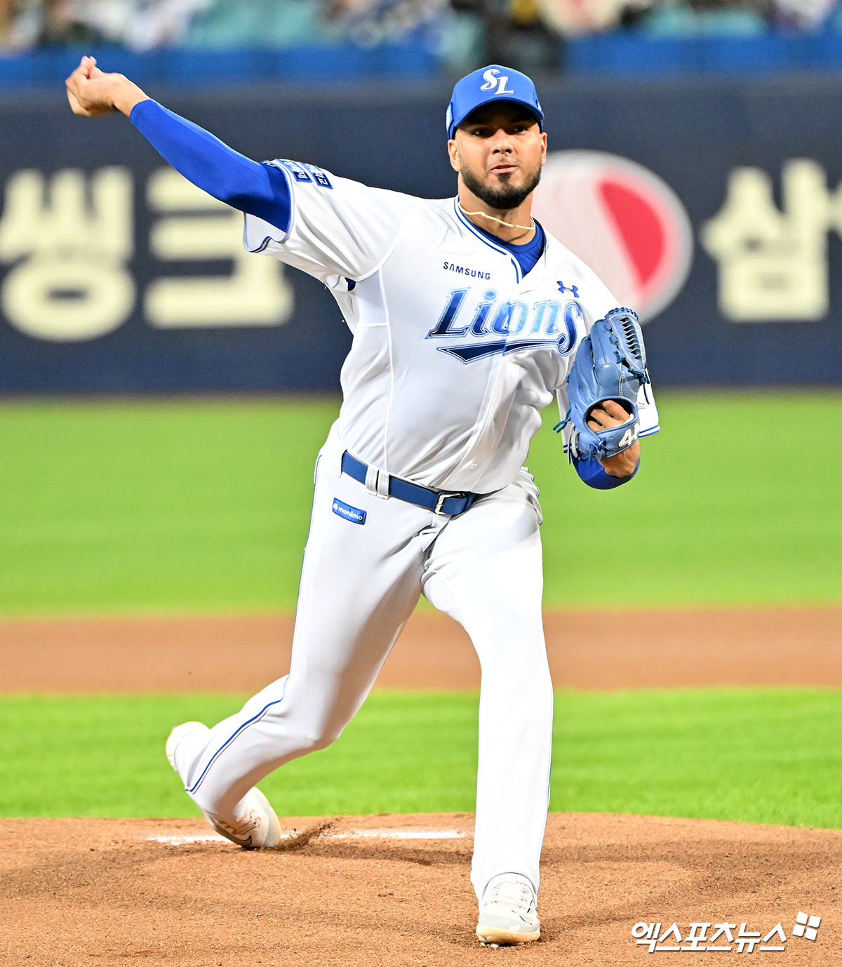 삼성 라이온즈 외국인 투수 데니 레예스가 오른쪽 발등 피로골절 재발로 당분간 이탈할 예정이다. 삼성 구단도 외국인 선수 교체 카드를 꺼낼 수밖에 없는 분위기다. 엑스포츠뉴스 DB