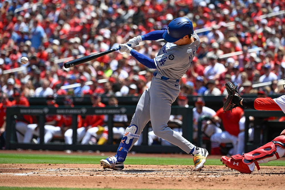 김혜성은 10일 미국 캘리포니아주 샌디에이고의 펫코파크에서 열리는 '2025 메이저리그(MLB)' 샌디에이고 파드리스와 원정 경기에서 9번타자 중견수로 선발 출격한다. 지난 5월4일 빅리그에 입성, 같은 달 6~9일 4경기 연속 선발 출전한 뒤 처음으로 3경기 연속 선발 출전하는 셈이 된다. 김혜성은 다저스 사령탑인 데이브 로버츠 감독이 우완 투수만 상대하게 하는 철저한 플래툰 시스템에 휘말려 선발과 교체를 오갔으나 이번에 모처럼 3경기 연속 선발을 기록하게 됐다. 연합뉴스