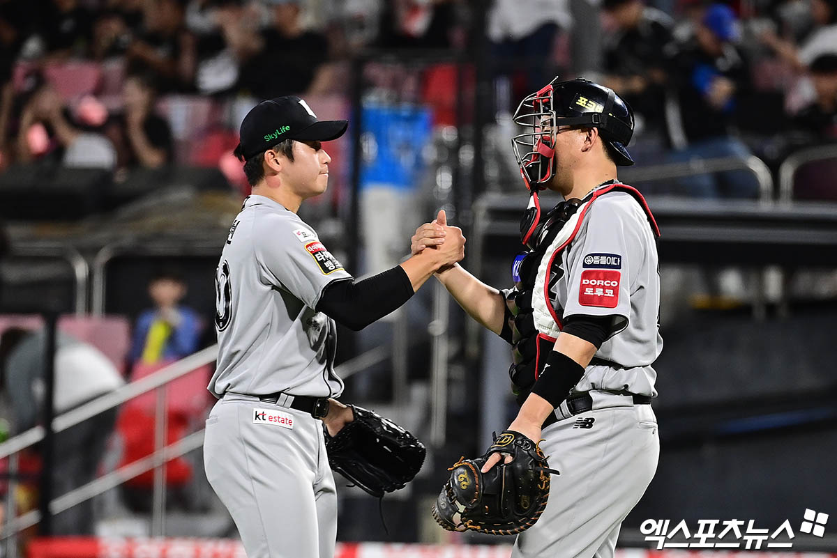 왼쪽부터 KT 위즈 마무리투수 박영현, 포수 장성우. 승리를 지킨 뒤 세리머니하고 있다. 엑스포츠뉴스 DB