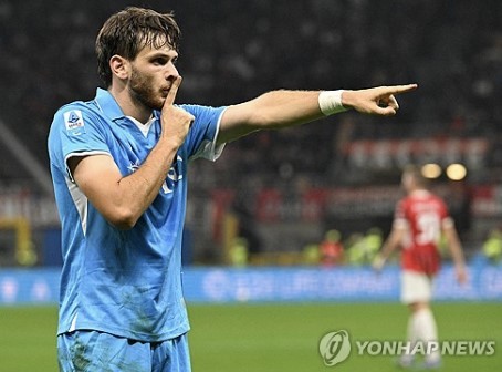 이적시장 매물로 나온 이강인의 행선지를 두고 다양한 보도가 나오는 가운데 이탈리아 세리에A 우승팀 나폴리에 갈 것이라는 견해가 유력하게 등장했다. 나폴리가 PSG와의 이적료 합의 및 이강인과의 개인 조건 합의를 모두 마쳤으며 이강인의 초상권 문제 협의만 남았다는 뜻이다. 이강인이 나폴리에 가게 되면, 나폴리에서 PSG로 이적한 흐비차 크바라츠헬리아와 맞트레이드하는 셈이 된다. 연합뉴스