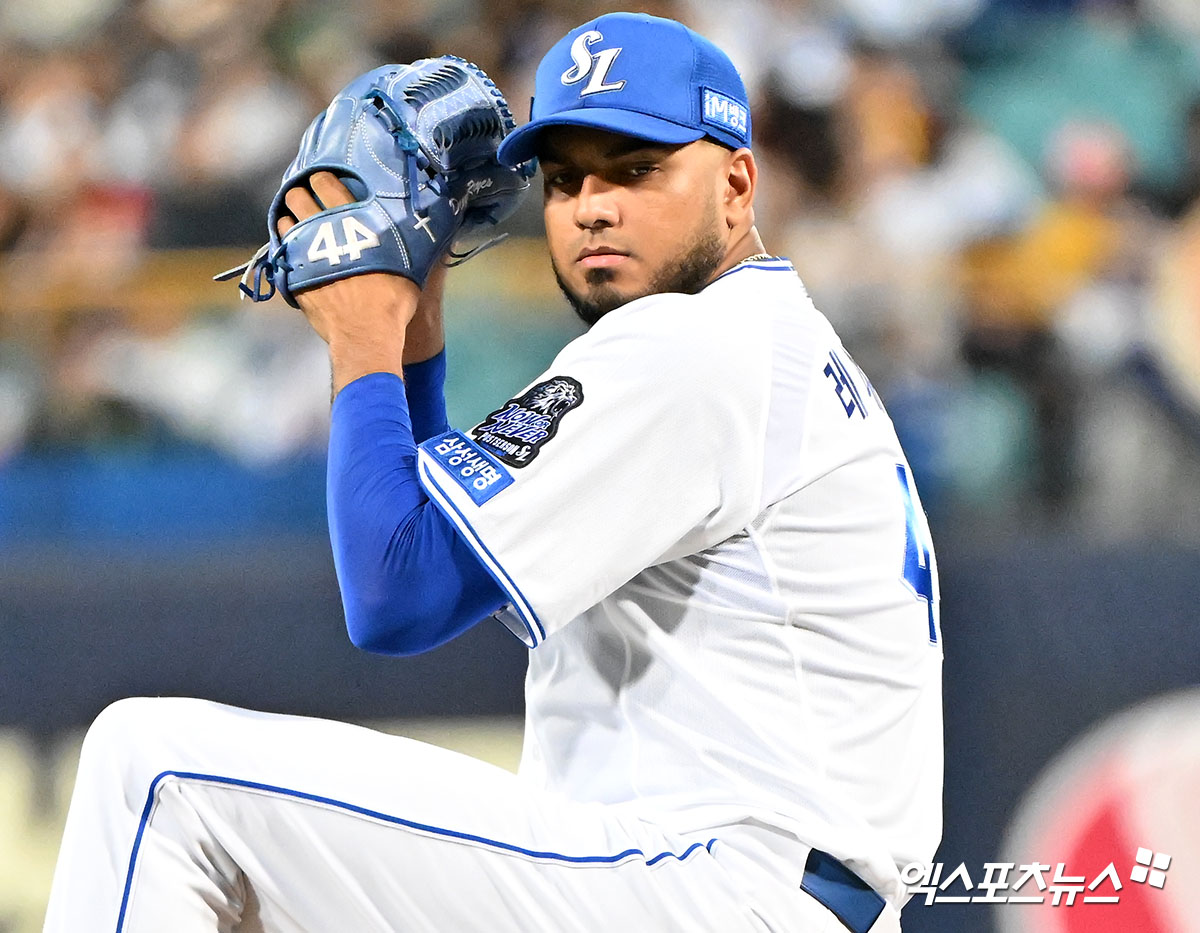 삼성 라이온즈 선발투수 데니 레예스가 경기에 선발 등판해 투구하고 있다. 레예스는 발등 피로골절 부상이 재발해 전력에서 이탈했다. 10일 광주 KIA전 앞두고 취재진과 만난 박진만 감독은 '여러 방면으로 알아보고 있다. 갑자기 계약이 성사될 수도 있고 아니면 시간이 더 걸릴 수도 있다. 발 빠르게 움직이고 있는데 현시점에서 정해진 것은 없다'고 밝혔다. 엑스포츠뉴스 DB