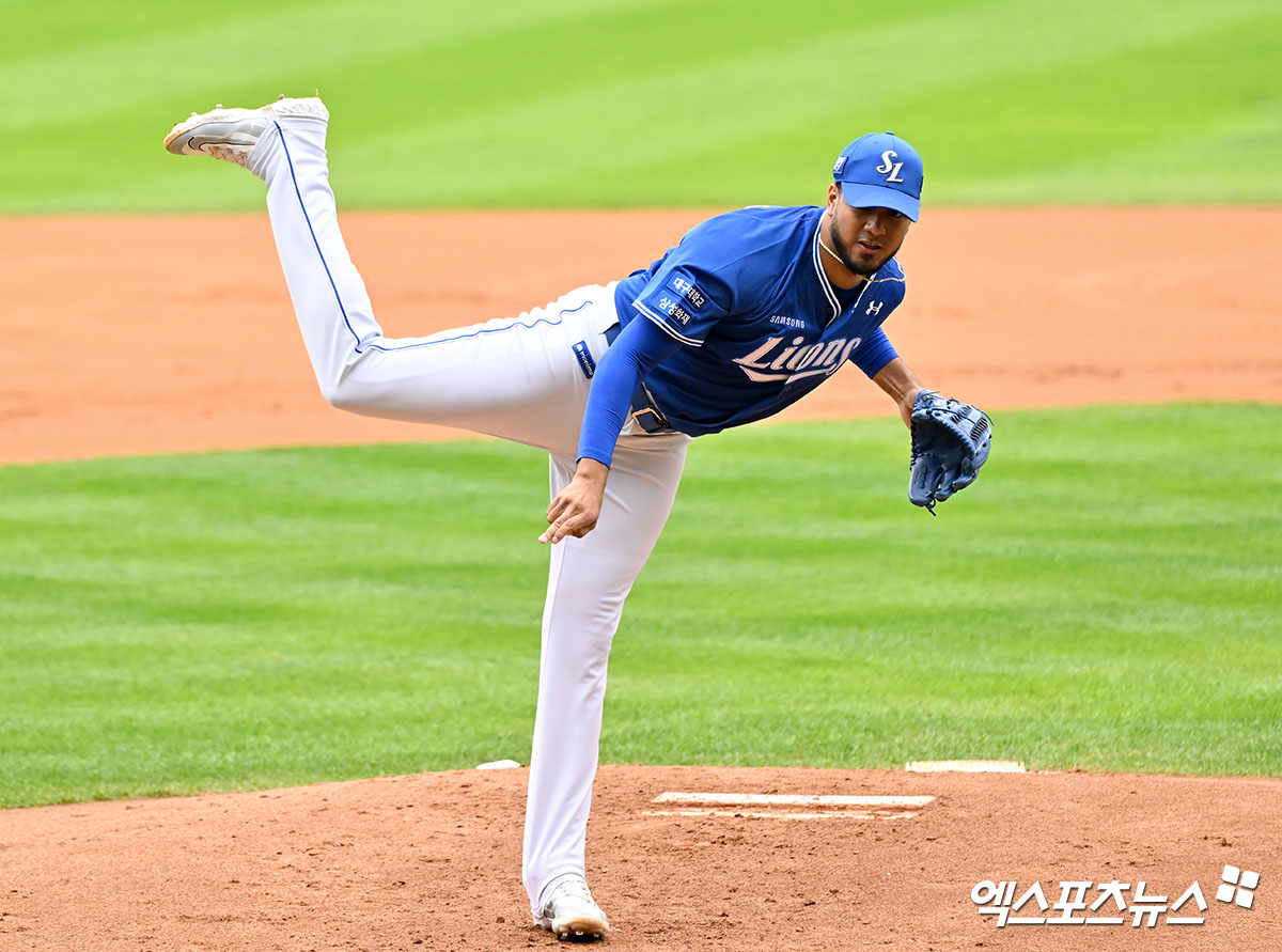 삼성 라이온즈 선발투수 데니 레예스가 경기에 선발 등판해 투구하고 있다. 레예스는 발등 피로골절 부상이 재발해 전력에서 이탈했다. 엑스포츠뉴스 DB
