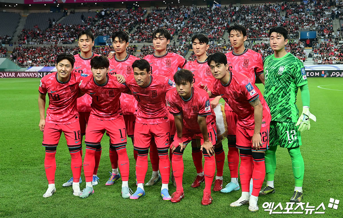 홍명보 감독이 이끄는 대한민국 축구대표팀은 10일 서울월드컵경기장에서 열린 쿠웨이트와의 2026 국제축구연맹(FIFA) 북중미 월드컵(캐나다-미국-멕시코 공동개최) 아시아지역 3차 예선 B조 최종전 전반전을 1-0으로 마쳤다. 이날 전반 30분 코너킥 상황에서 나온 선제골이 한국에 리드를 안겼다. 득점이 터졌을 때 전진우가 골을 넣은 것으로 보였으나 이후 쿠웨이트의 자책골로 기록이 정정됐다. 서울월드컵경기장, 박지영 기자