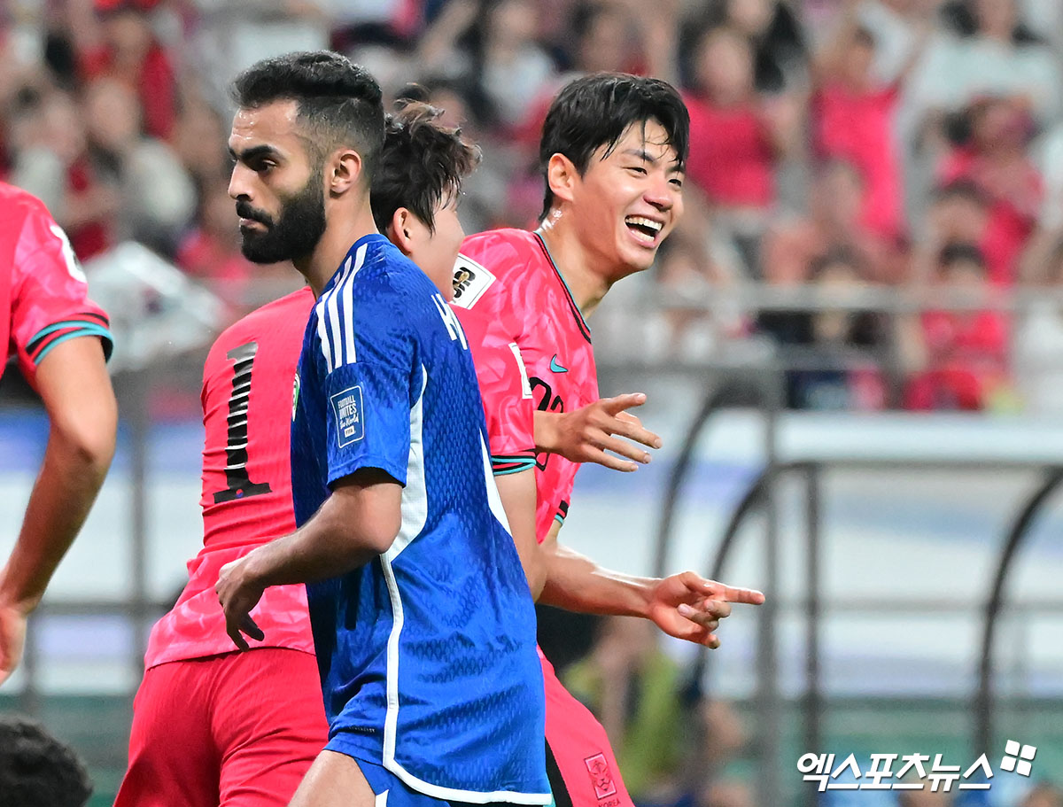 홍명보 감독이 이끄는 대한민국 축구대표팀은 10일 서울월드컵경기장에서 열린 쿠웨이트와의 2026 국제축구연맹(FIFA) 북중미 월드컵(캐나다-미국-멕시코 공동개최) 아시아지역 3차 예선 B조 최종전 전반전을 1-0으로 마쳤다. 이날 전반 30분 코너킥 상황에서 나온 선제골이 한국에 리드를 안겼다. 득점이 터졌을 때 전진우가 골을 넣은 것으로 보였으나 이후 쿠웨이트의 자책골로 기록이 정정됐다. 서울월드컵경기장, 김한준 기자