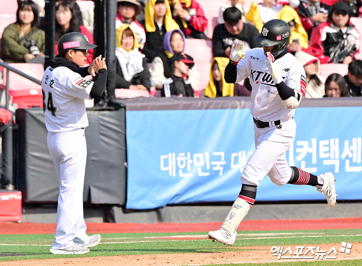 8일 오후 수원KT위즈파크에서 열린 '2025 신한 SOL Bank KBO리그' LG 트윈스와 KT 위즈의 시범경기, 6회말 2사 3루 KT 배정대가 투런 홈런을 날린 후 그라운드를 돌고 있다. 엑스포츠뉴스 DB