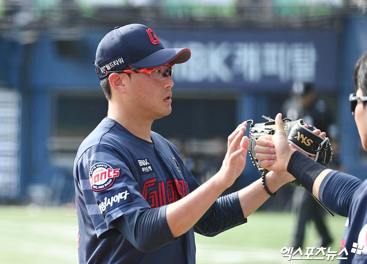 1일 오후 서울 송파구 잠실야구장에서 열린 '2024 신한 SOL Bank KBO리그' 롯데 자이언츠와 두산 베어스의 경기, 6회말 종료 후 롯데 선발투수 박세웅이 더그아웃으로 향하며 동료들과 하이파이브를 나누고 있다. 엑스포츠뉴스 DB