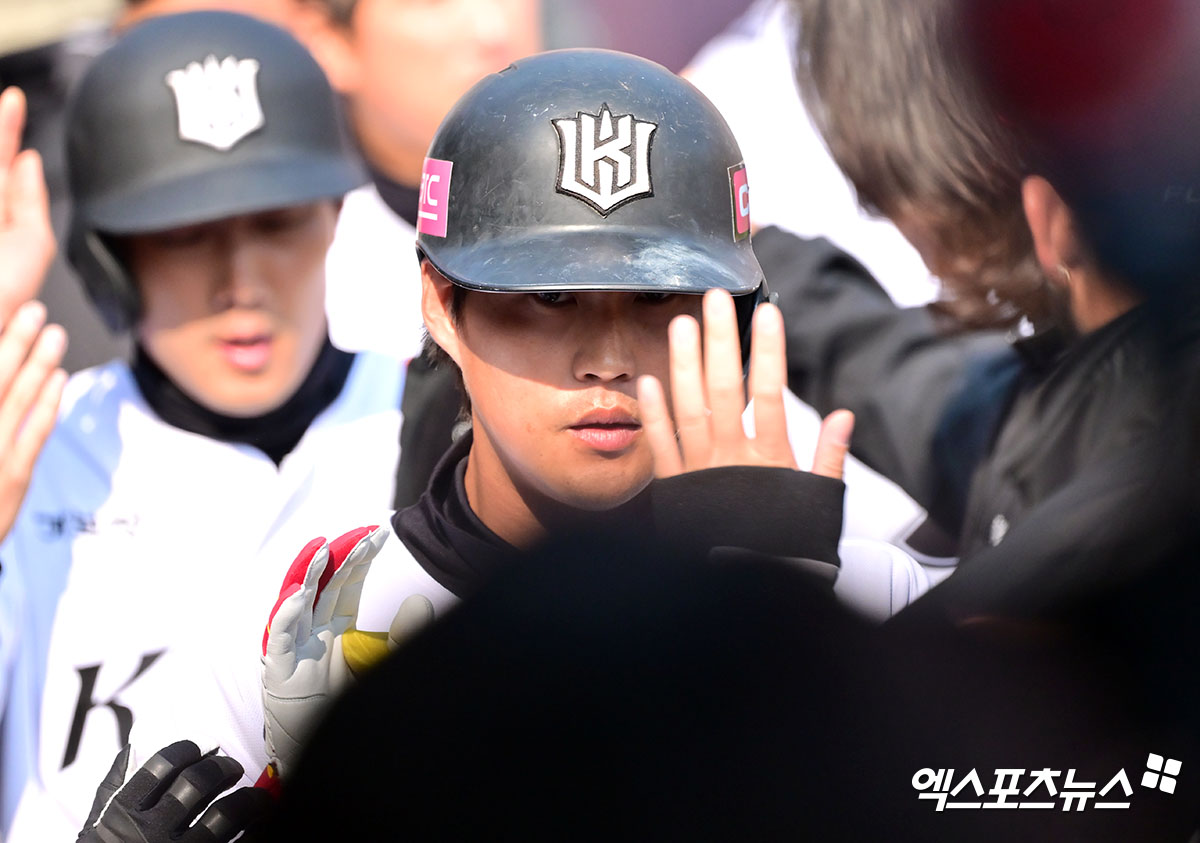 8일 오후 수원KT위즈파크에서 열린 '2025 신한 SOL Bank KBO리그' LG 트윈스와 KT 위즈의 시범경기, 6회말 2사 3루 KT 배정대가 투런 홈런을 날린 후 더그아웃에서 하이파이브를 하고 있다. 엑스포츠뉴스 DB