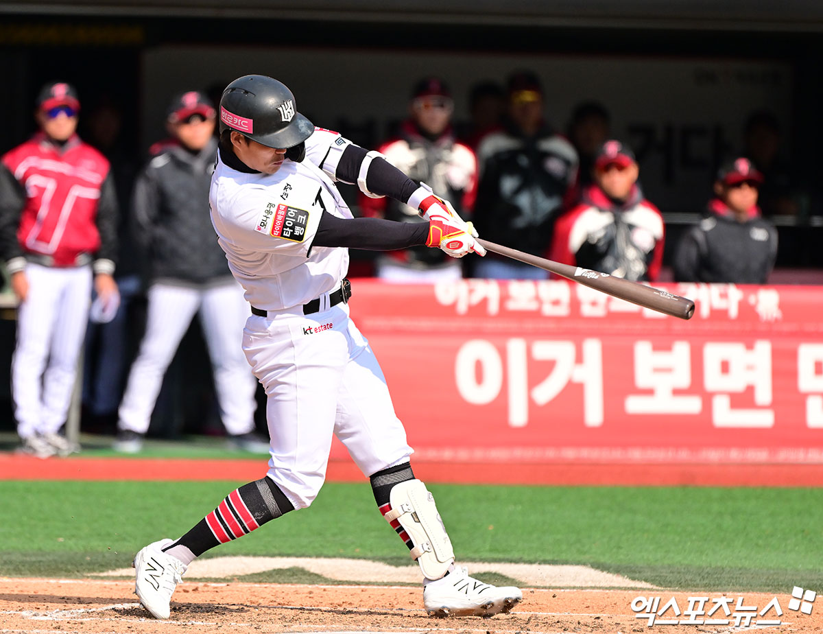8일 오후 수원KT위즈파크에서 열린 '2025 신한 SOL Bank KBO리그' LG 트윈스와 KT 위즈의 시범경기, 6회말 2사 3루 KT 배정대가 투런 홈런을 날리고 있다. 엑스포츠뉴스 DB