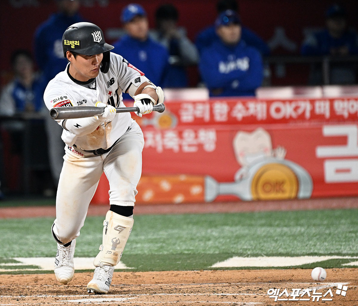 11일 오후 수원KT위즈파크에서 열린 '2025 신한 SOL Bank KBO리그' 삼성 라이온즈와 KT 위즈의 경기, 6회말 무사 2루 KT 배정대가 번트를 시도하고 있다. 엑스포츠뉴스 DB