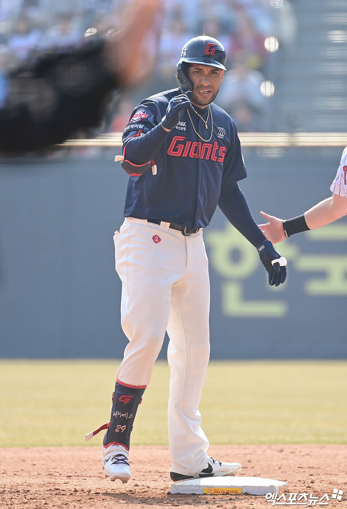 22일 오후 서울 송파구 잠실야구장에서 열린 '2025 신한 SOL Bank KBO리그' 롯데 자이언츠와 LG 트윈스의 경기, 4회초 1사 롯데 레이예스가 2루타를 때려낸 뒤 세리머니를 하고 있다. 엑스포츠뉴스 DB