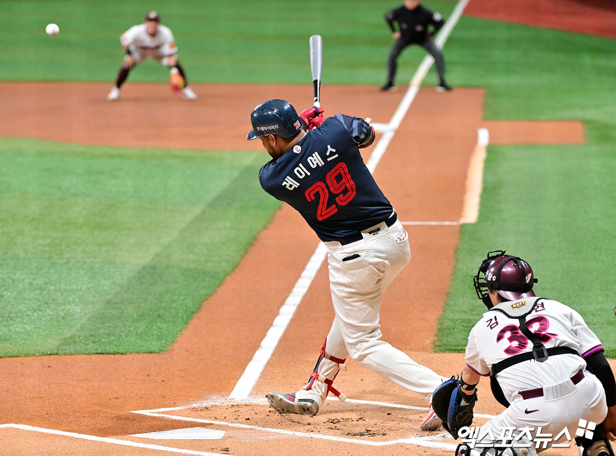 30일 오후 서울 구로구 고척스카이돔에서 열린 '2025 신한 SOL Bank KBO리그' 롯데 자이언츠와 키움 히어로즈의 경기, 1회초 2사 롯데 레이예스가 2루타를 날리고 있다. 엑스포츠뉴스 DB