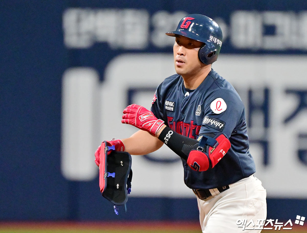 1일 오후 서울 구로구 고척스카이돔에서 열린 '2025 신한 SOL Bank KBO리그' 롯데 자이언츠와 키움 히어로즈의 경기, 4회초 롯데 전준우가 우중간 2루타를 날린 후 타임을 요청하고 있다. 엑스포츠뉴스 DB