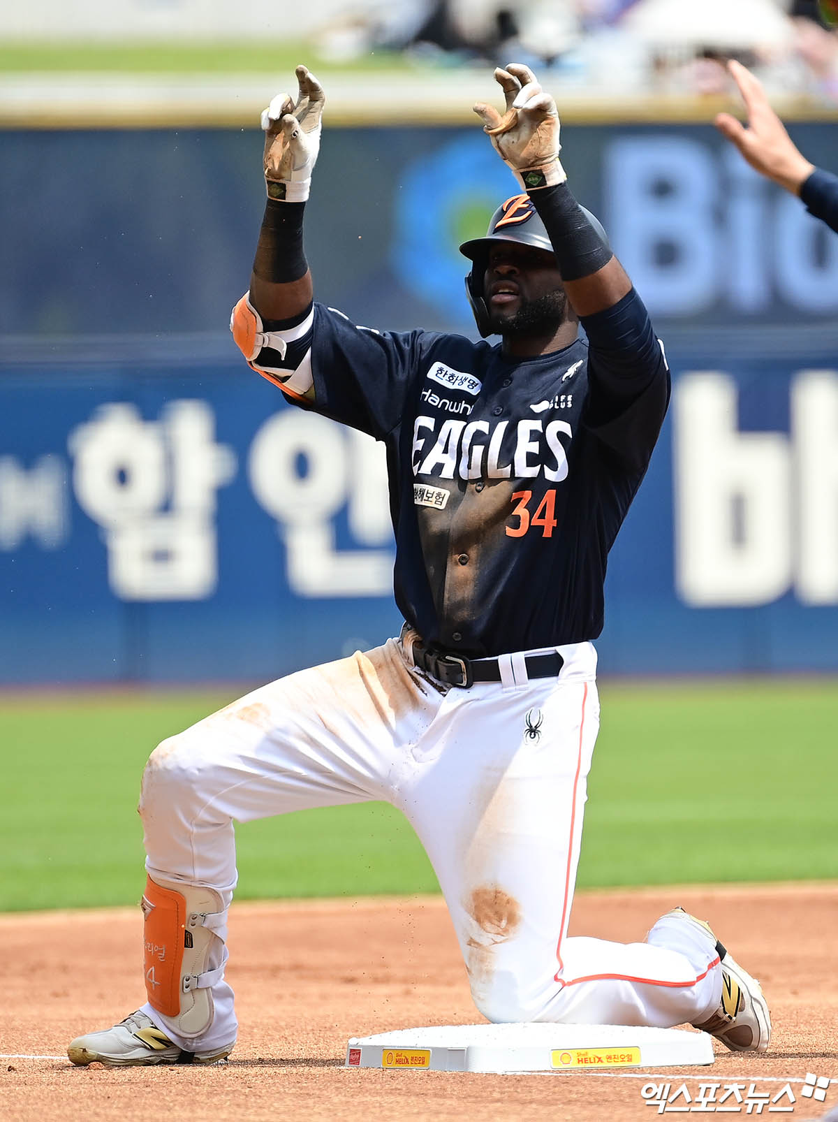 한화 이글스 외국인 타자 에스테반 플로리얼이 올해 정규시즌 경기에 출전해 안타를 친 뒤 세리머니하고 있다. 플로리얼은 지난 8일 KIA 타이거즈 정해영의 공에 맞아 손등을 다쳤다. 정해영과 KIA는 진심 어린 사과를 전했다. 엑스포츠뉴스 DB