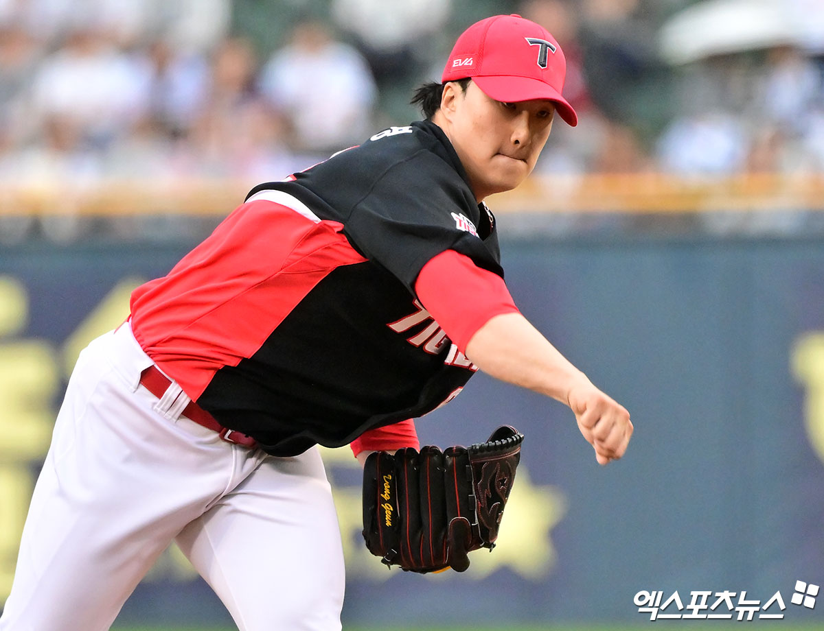 KIA 타이거즈 마무리투수 정해영이 올해 정규시즌 경기에 등판해 투구하고 있다. 정해영은 지난 8일 한화 이글스전에서 외국인 타자 에스테반 플로리얼에게 몸에 맞는 볼을 던졌고, 플로리얼은 손등을 다쳤다. 정해영과 KIA는 진심 어린 사과를 전했다. 엑스포츠뉴스 DB
