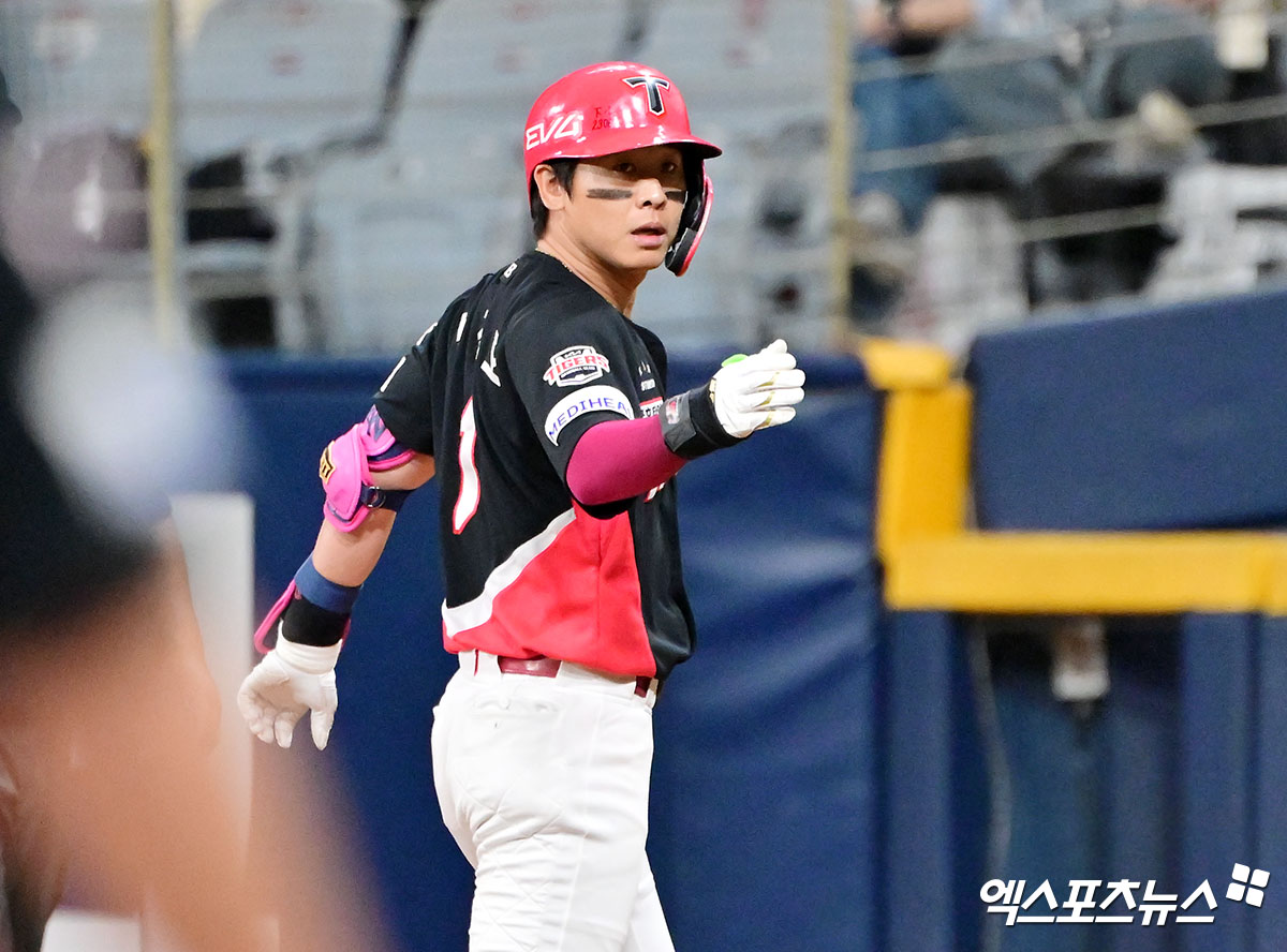 KIA 타이거즈 내야수 박찬호가 올해 정규시즌 경기에 출전해 안타를 친 뒤 1루에 출루해 있다. 엑스포츠뉴스 DB