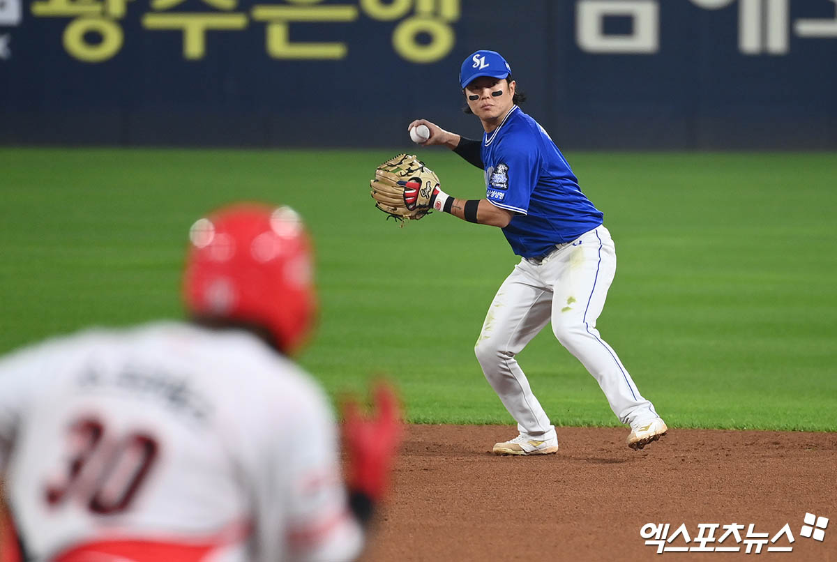 삼성 라이온즈 내야수 류지혁이 지난해 포스트시즌 경기에서 수비하고 있다. 엑스포츠뉴스 DB