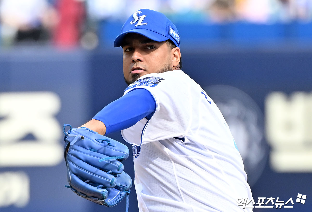 삼성 라이온즈 선발투수 데니 레예스가 정규시즌 경기에 선발 등판해 투구하고 있다. 레예스는 발등 부상 재발로 지난 8일 전력에서 이탈했다. 엑스포츠뉴스 DB