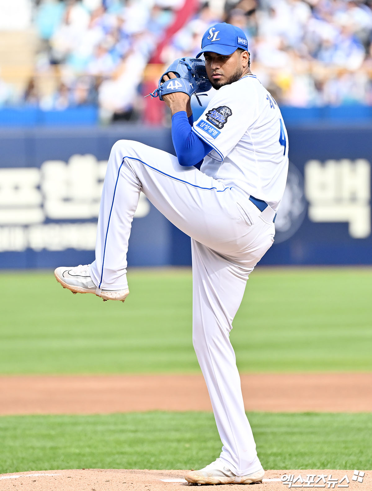 삼성 라이온즈 선발투수 데니 레예스가 정규시즌 경기에 선발 등판해 투구하고 있다. 레예스는 발등 부상 재발로 지난 8일 전력에서 이탈했다. 엑스포츠뉴스 DB