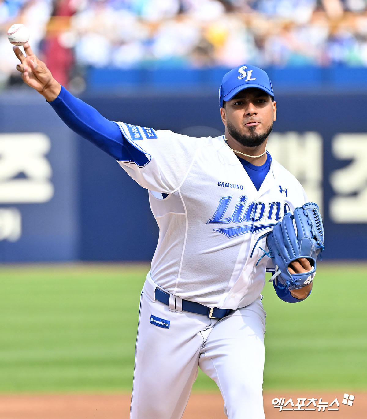 삼성 라이온즈 선발투수 데니 레예스가 정규시즌 경기에 선발 등판해 투구하고 있다. 레예스는 발등 부상 재발로 지난 8일 전력에서 이탈했다. 엑스포츠뉴스 DB
