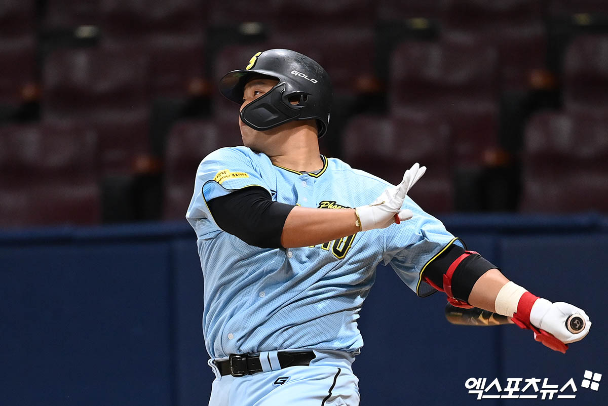 6일 오후 서울 구로구 고척스카이돔에서 열린 2024 WBSC(세계야구소프트볼연맹) 프리미어12 대한민국 야구 대표팀과 상무와의 평가전 경기, 9회초 2사 상무 한동희가 안타를 때려내고 있다. 엑스포츠뉴스 DB
