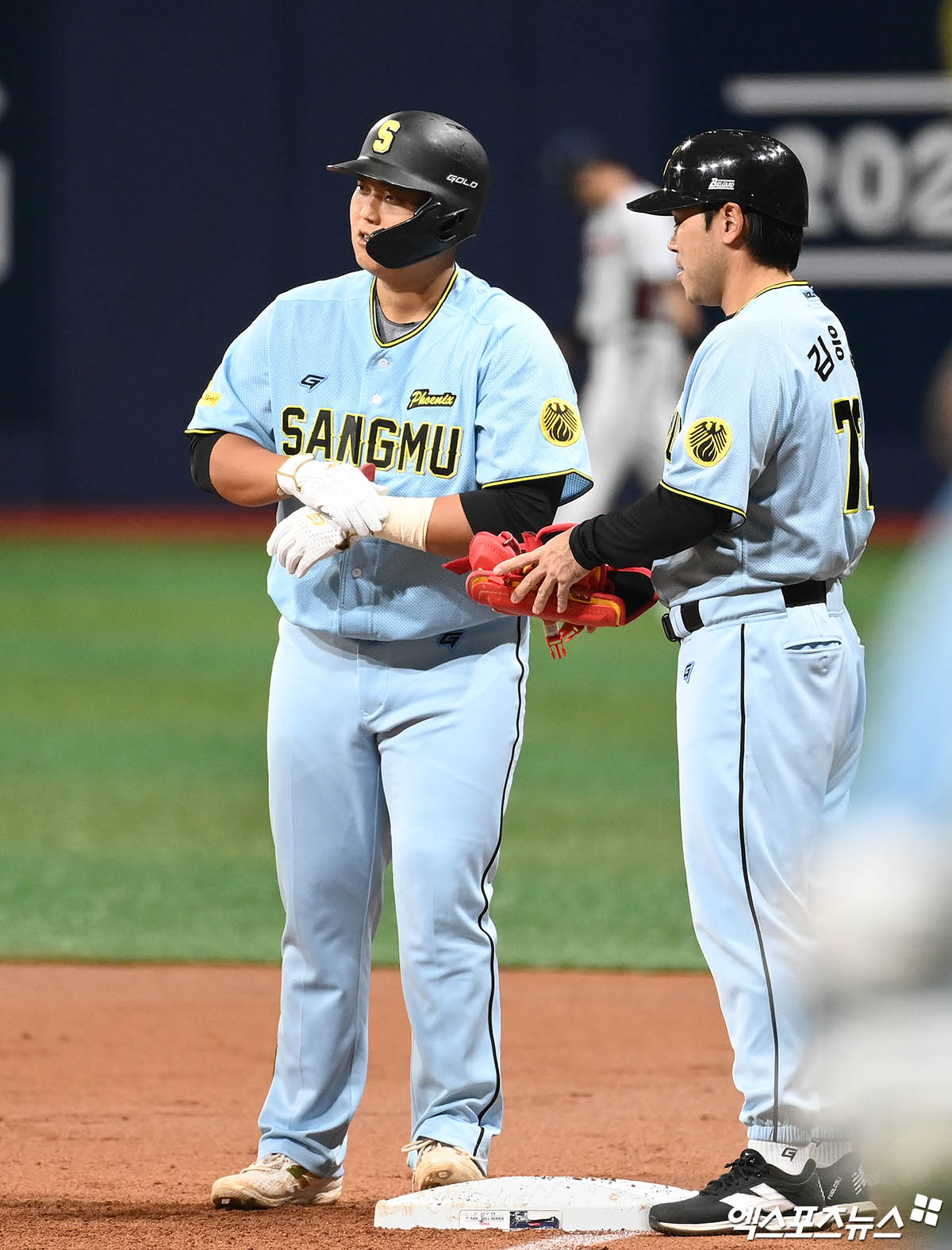 6일 오후 서울 구로구 고척스카이돔에서 열린 2024 WBSC(세계야구소프트볼연맹) 프리미어12 대한민국 야구 대표팀과 상무와의 평가전 경기, 1회초 2사 1,3루 상무 한동희가 적시타를 때려내고 있다. 엑스포츠뉴스 DB