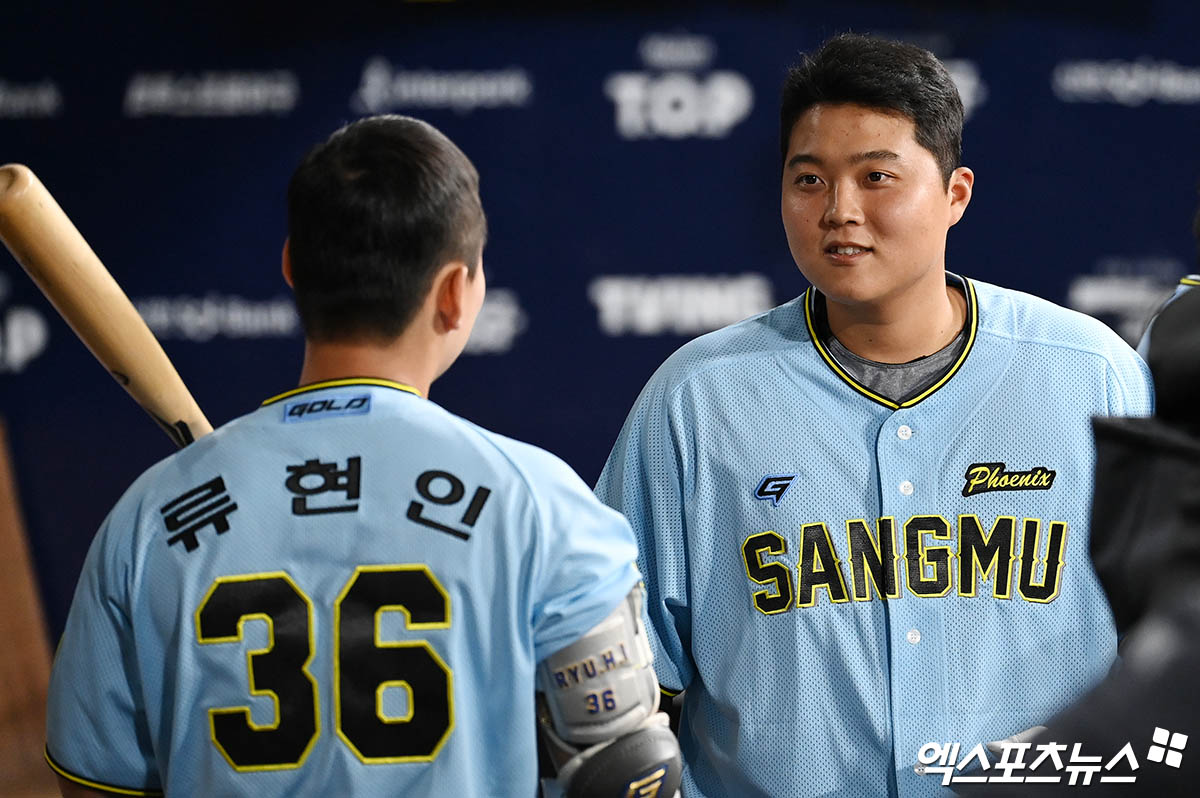 6일 오후 서울 구로구 고척스카이돔에서 열린 2024 WBSC(세계야구소프트볼연맹) 프리미어12 대한민국 야구 대표팀과 상무와의 평가전 경기, 상무 류현인과 한동희가 더그아웃에서 이야기를 나누고 있다. 엑스포츠뉴스 DB