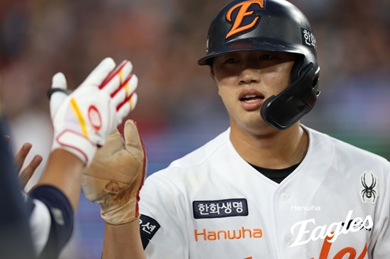 한화 이글스가 이원석의 데뷔 첫 만루 홈런과 채은성의 3타점 맹활약, 2년 차 조동욱의 호투를 묶어 두산 베어스를 4연패로 몰아넣었다. 김경문 감독이 이끄는 한화는 11일 대전 한화생명 볼파크에서 2025 신한 Sol 뱅크 KBO리그 두산전을 치러 9-1로 승리했다. 주중 위닝시리즈 조기 확보와 함께 시즌 39승 27패를 기록하면서 같은 날 SSG를 6-4로 누른 1위 LG(39승 1무 26패)를 계속 0.5게임 차로 턱밑 추격했다. 전날 수비에서 큰 실책을 저지른 '1할 타자' 이원석이 이날 신구장 첫 만루포를 터트리며 영웅이 됐다. 한화 이글스