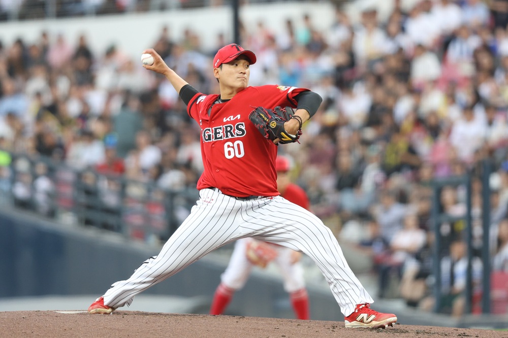 KIA 타이거즈 선발투수 김도현이 11일 광주 삼성 라이온즈전에 등판해 투구하고 있다. KIA 타이거즈