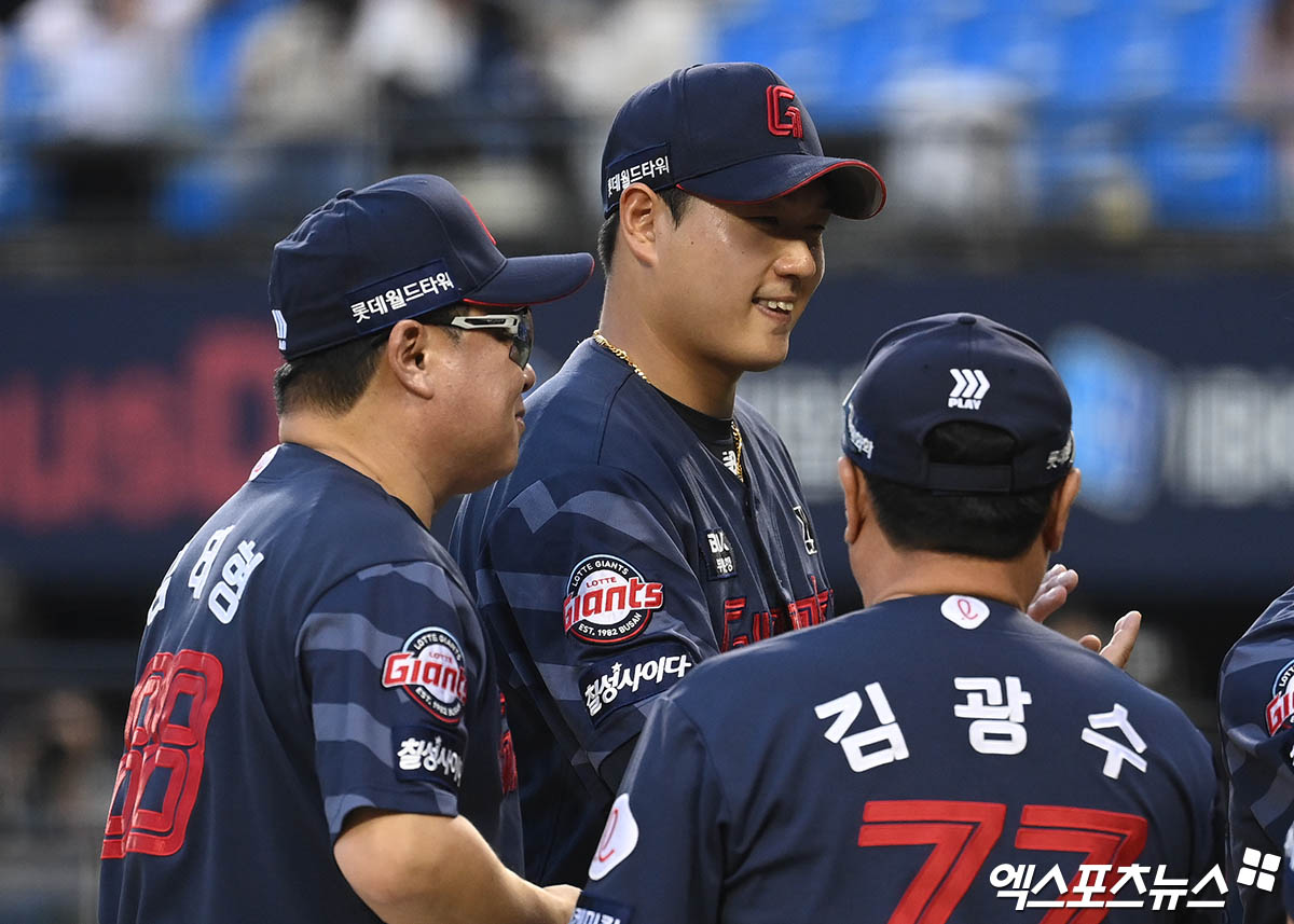 1일 오후 서울 송파구 잠실야구장에서 열린 '2024 신한 SOL Bank KBO리그' 롯데 자이언츠와 두산 베어스의 경기, 연장 12회 승부 끝에 롯데가 4:3의 스코어로 승리했다.  경기 종료 후 롯데 김태형 감독이 나균안과 승리의 기쁨을 나누고 있다. 엑스포츠뉴스 DB