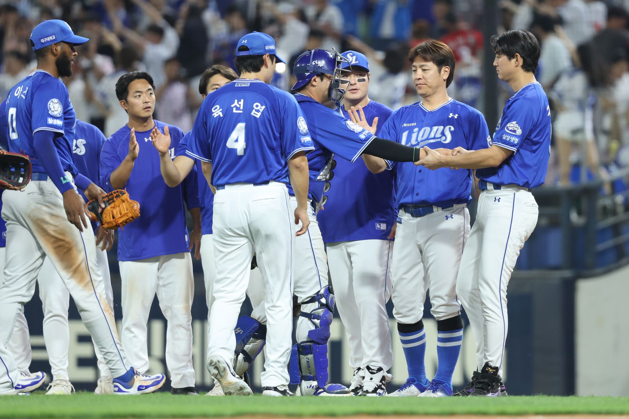 삼성 라이온즈 선수들이 지난 10일 광주 KIA 타이거즈전에서 승리한 뒤 하이파이브하고 있다. 삼성 라이온즈