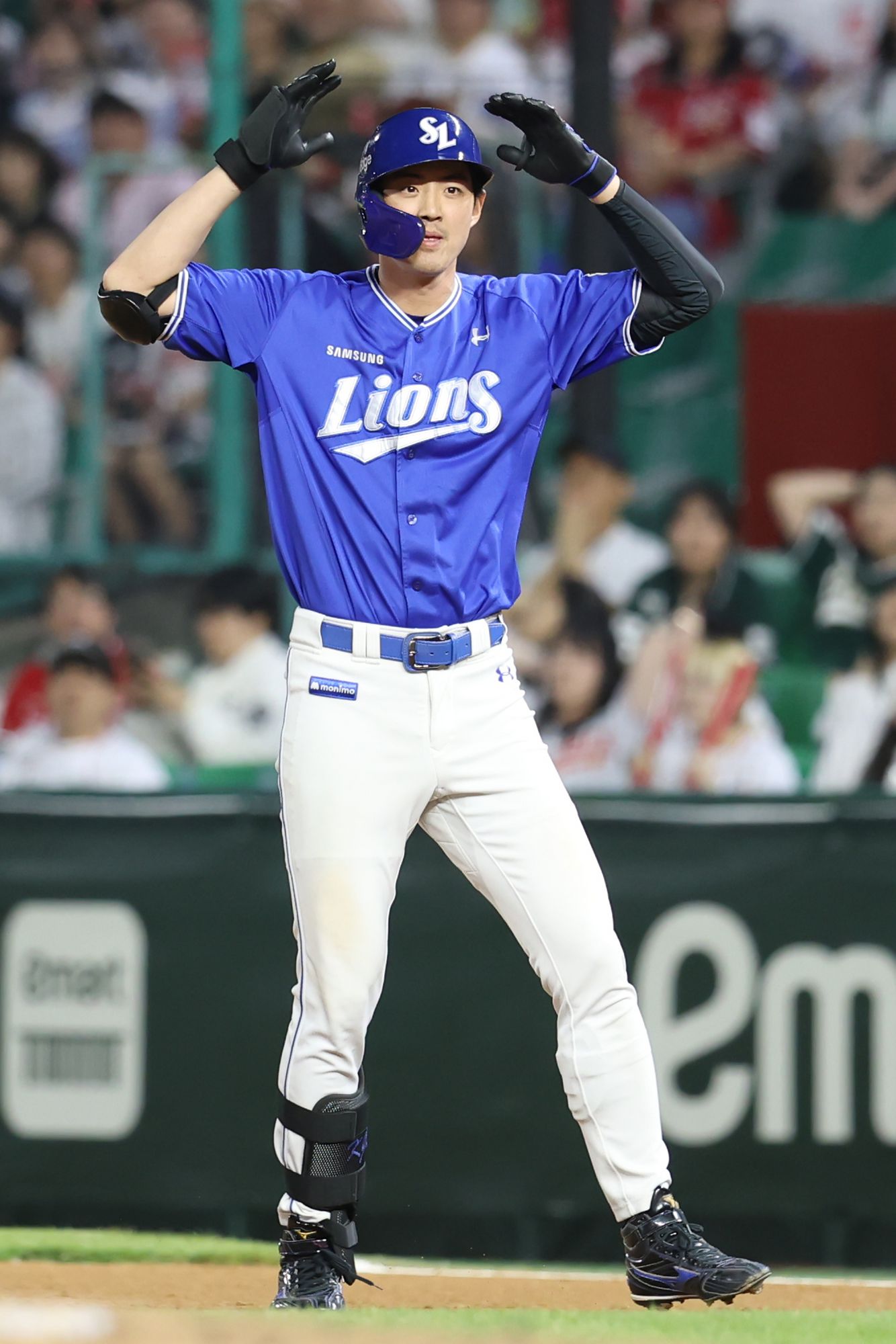 삼성 라이온즈 구자욱이 올해 정규시즌 경기에 출전해 안타를 친 뒤 세리머니하고 있다. 삼성 라이온즈